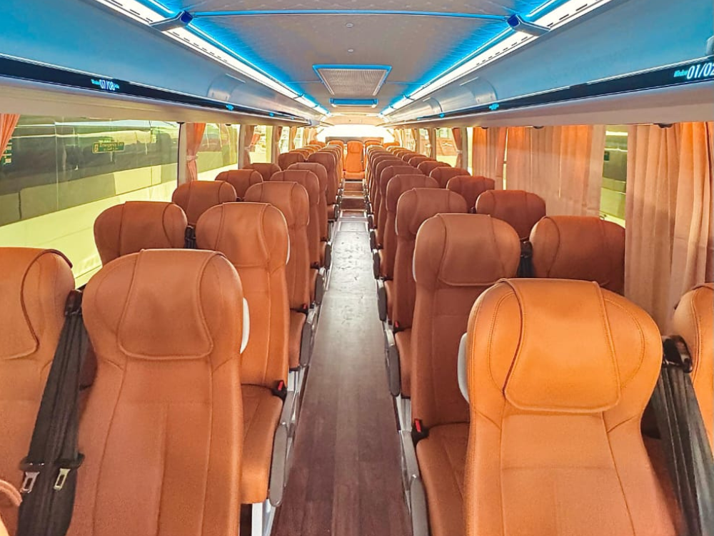 50 Seater Bus Rental Dubai UAE | Luxury Coach with Driver 21 Yutong 50-53 seater luxury seats