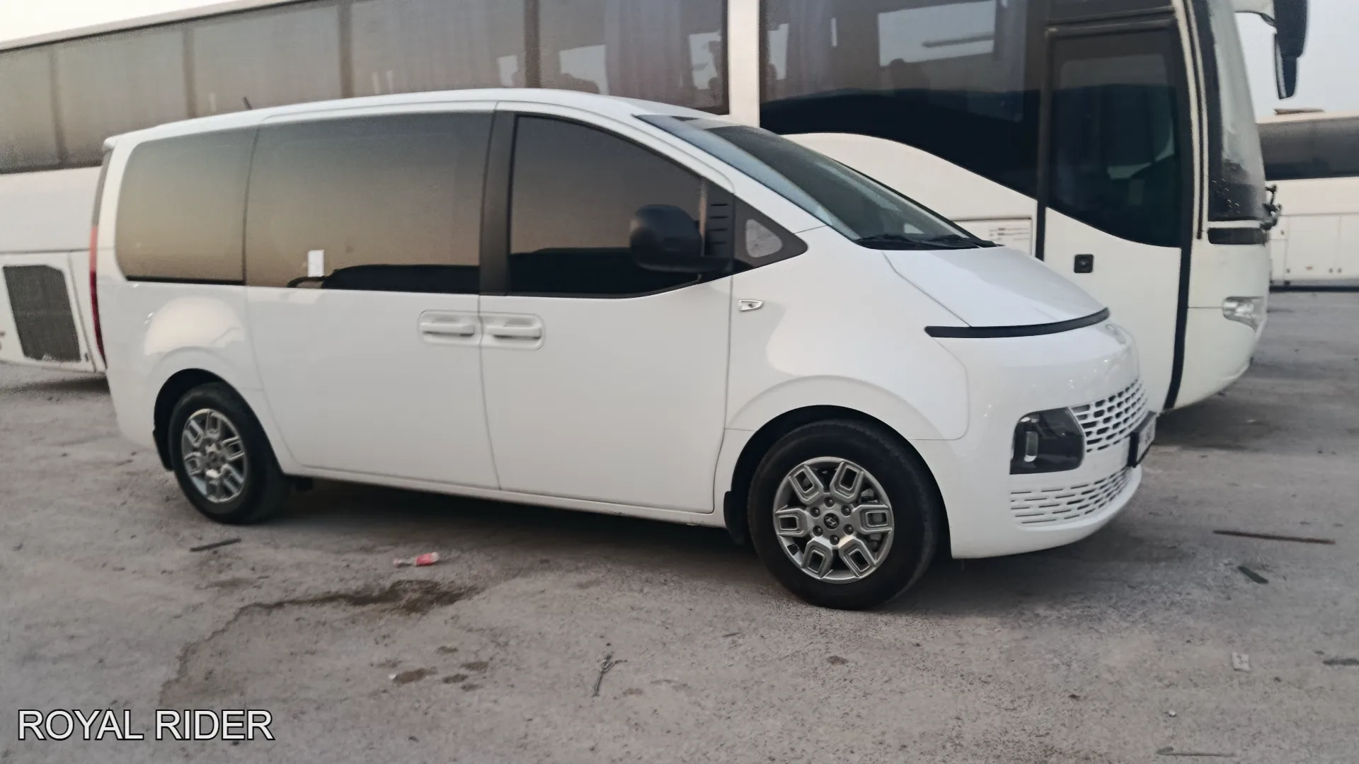 7 seater car rental Dubai for family and chauffeur transport
